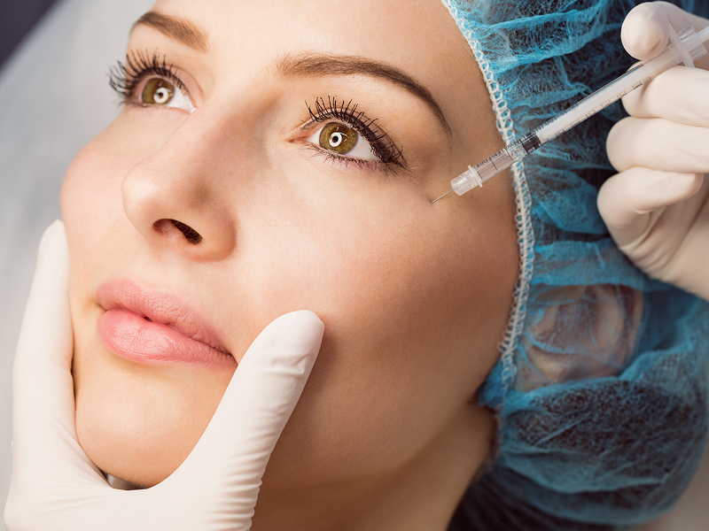 Paciente recebendo procedimento estético